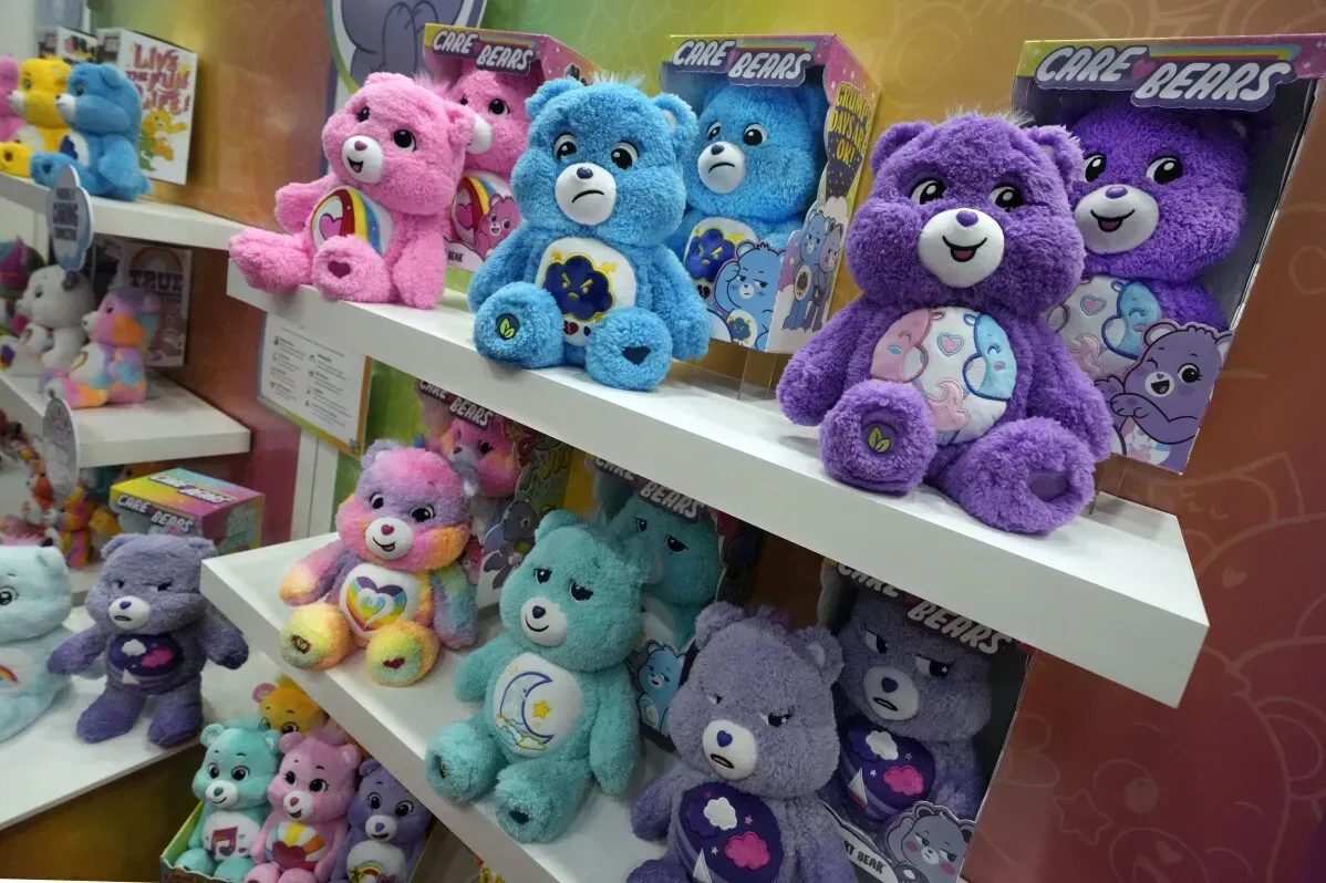 دمى ملونة من نوع "Care Bears" مرتبة على رفوف، تعكس تأثير التعريفات الجمركية على أسعار الألعاب في الولايات المتحدة.