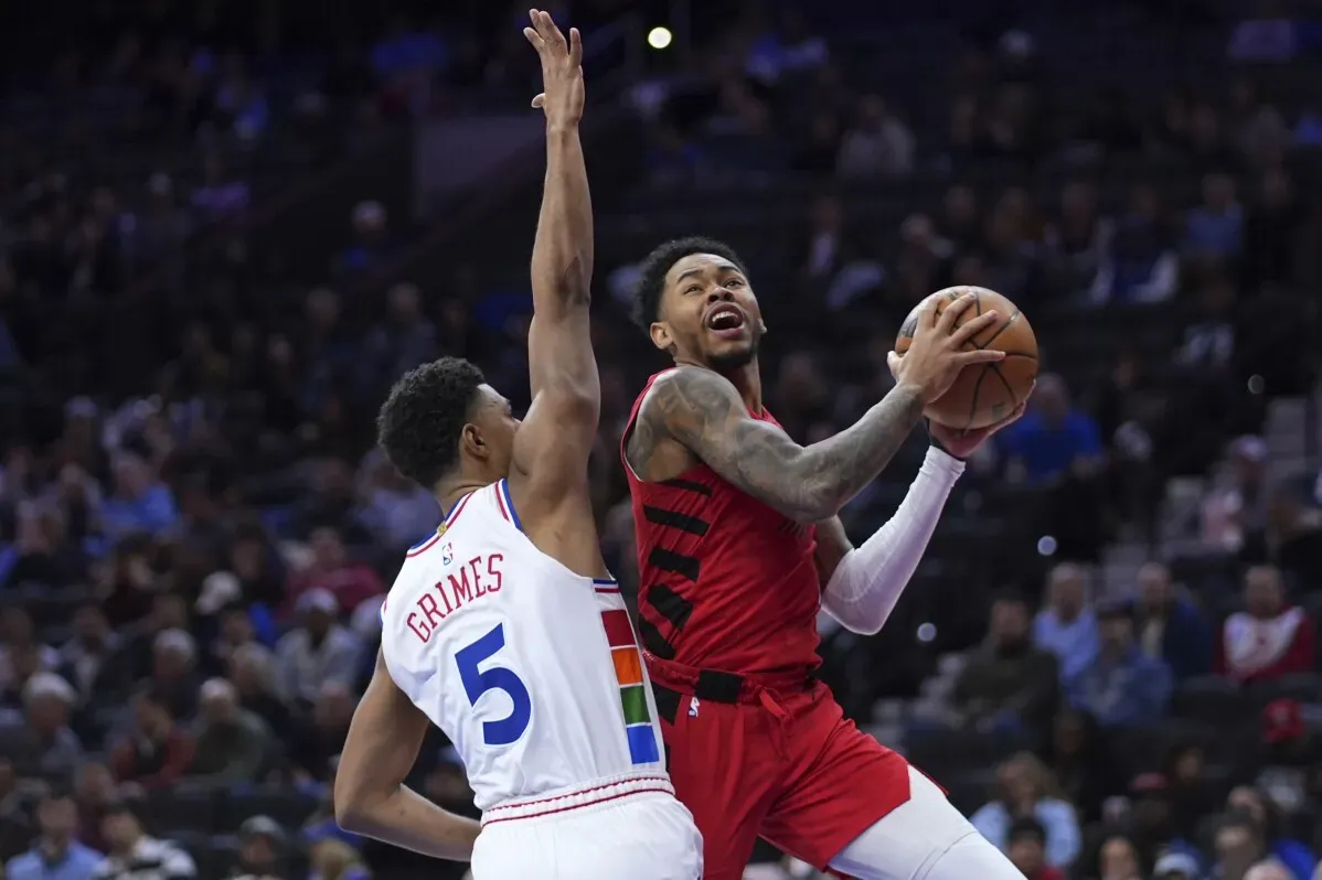 سيمونز يسجل نقطة حاسمة في مباراة بورتلاند تريل بليزرز ضد فيلادلفيا 76ers، مع الدفاع القوي من غرايمز.