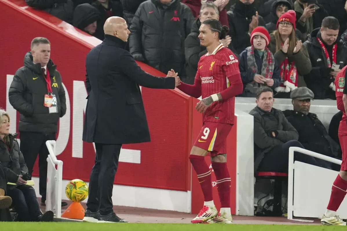 مدير ليفربول آرني سلوت يحيي المهاجم داروين نونيز بعد مباراة، حيث يبدو على الأخير خيبة الأمل بسبب إهدار فرصة تسجيل.