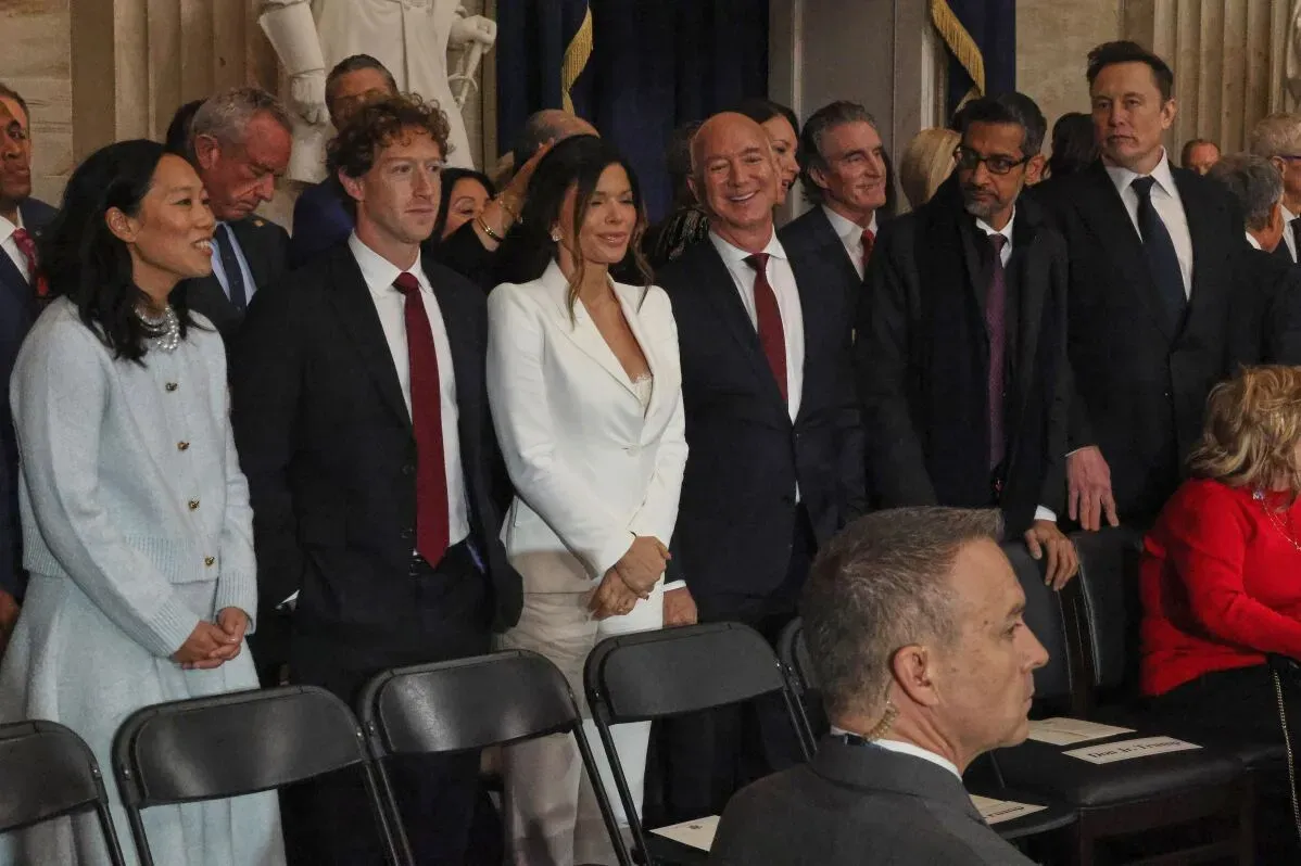 يتجمع عدد من الرؤساء التنفيذيين في مجال التكنولوجيا، مثل جيف بيزوس وإيلون ماسك، في حفل تنصيب ترامب، مع التركيز على تأثير الأغنياء في السياسة.