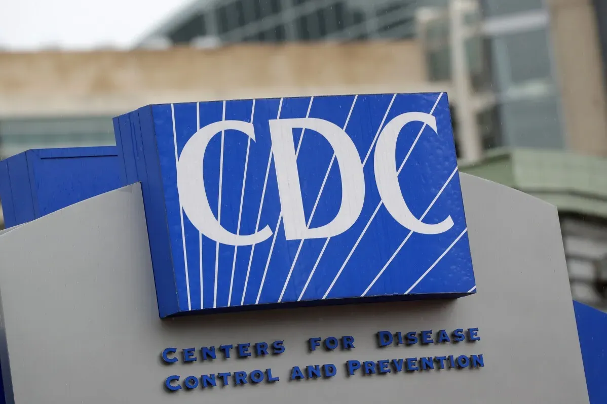 شعار مراكز السيطرة على الأمراض والوقاية منها (CDC) مع خلفية حضرية، في سياق وقف الاتصالات الصحية الفيدرالية في إدارة ترامب.