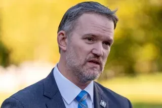 ممثل تجاري أمريكي يتحدث في مؤتمر صحفي حول اتفاق تجاري مع تايوان، مع التركيز على تعزيز العلاقات التجارية والاقتصادية بين البلدين.