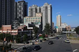 مشهد حضري في تايوان يظهر المباني العالية والشوارع المزدحمة، يعكس التطور الاقتصادي والتجاري للبلاد بعد الاتفاق مع الولايات المتحدة.