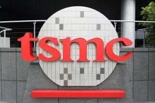شعار شركة TSMC، عملاق صناعة الرقائق، يظهر بوضوح، مما يعكس أهمية الاتفاق التجاري بين الولايات المتحدة وتايوان في قطاع التكنولوجيا.