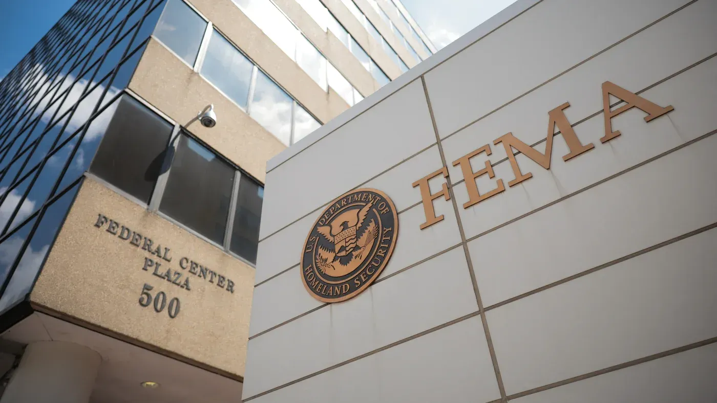 مبنى وكالة إدارة الطوارئ الفيدرالية (FEMA) في الولايات المتحدة، حيث تم الإعلان عن تمويل لمواجهة الكوارث الطبيعية.
