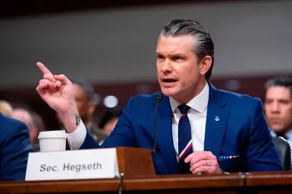 وزير الدفاع Pete Hegseth يتحدث بحماس خلال جلسة استماع في مجلس الشيوخ، مع التركيز على قضايا الحرب ووقف إطلاق النار مع إيران.
