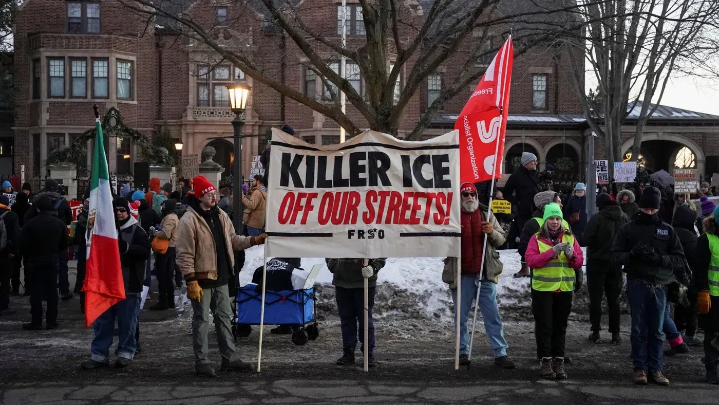 محتجون يحملون لافتة مكتوب عليها "اقتلوا إدارة الهجرة والجمارك من شوارعنا!" في مينيابوليس، تعبيرًا عن استنكارهم لعمليات الاعتقال.