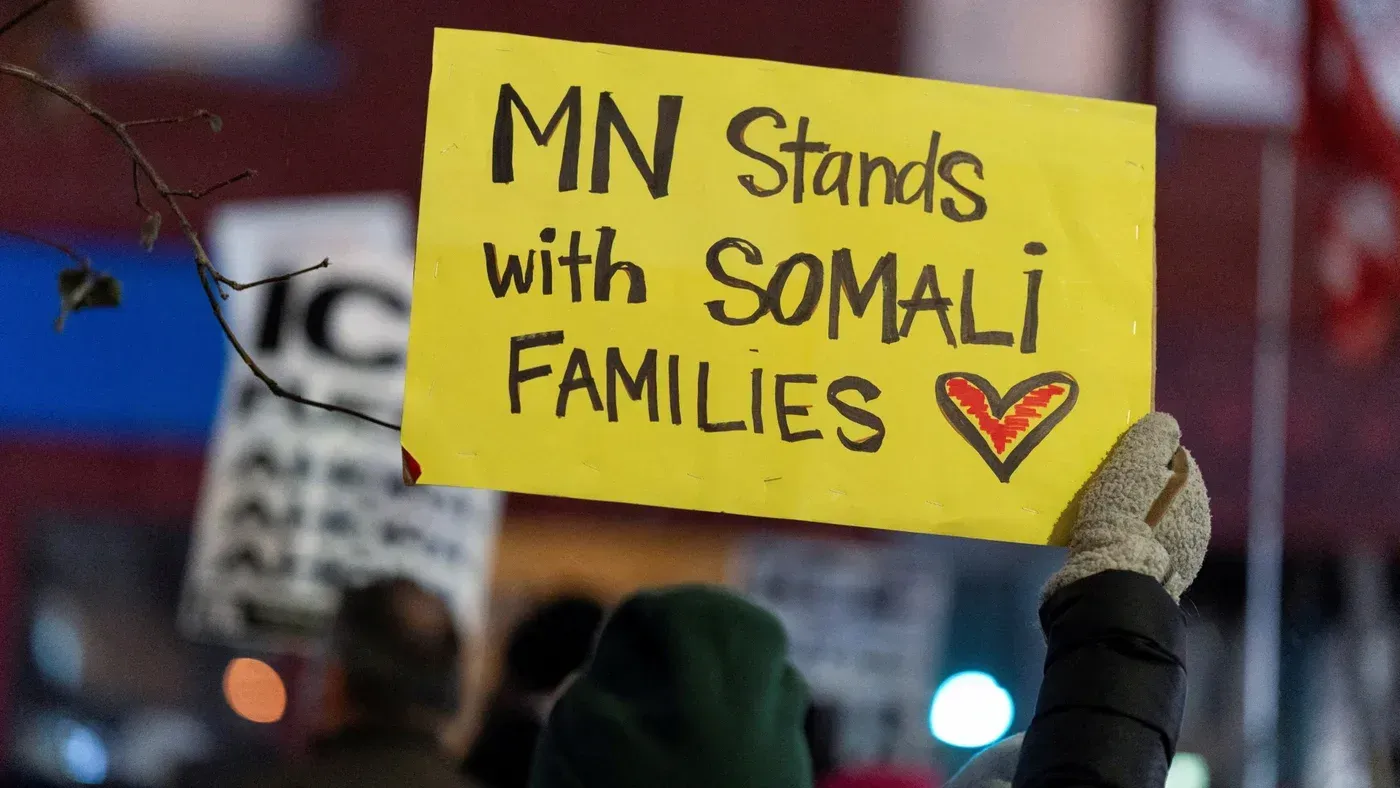 لافتة مكتوبة عليها "MN تدعم العائلات الصومالية" خلال احتجاج، تعبر عن التضامن مع الجالية الصومالية في مينيسوتا.