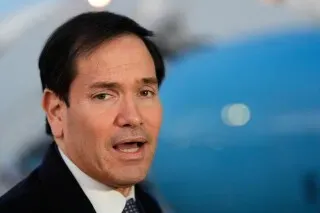 صورة لرجل يتحدث، يبدو أنه يعبر عن وجهة نظره حول قضايا المناخ والسياسة الدولية، في خلفية غير واضحة.