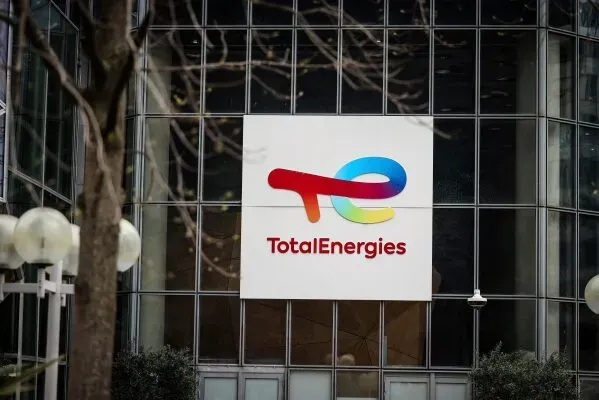 شعار شركة TotalEnergies على واجهة المبنى، يعكس تحولًا في استثمارات الطاقة نحو الغاز الطبيعي بدلاً من طاقة الرياح البحرية.