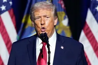 ترامب يتحدث في مؤتمر صحفي، مع العلم الأمريكي خلفه، للإعلان عن خطة جديدة للرعاية الصحية تهدف لخفض تكاليف التأمين.