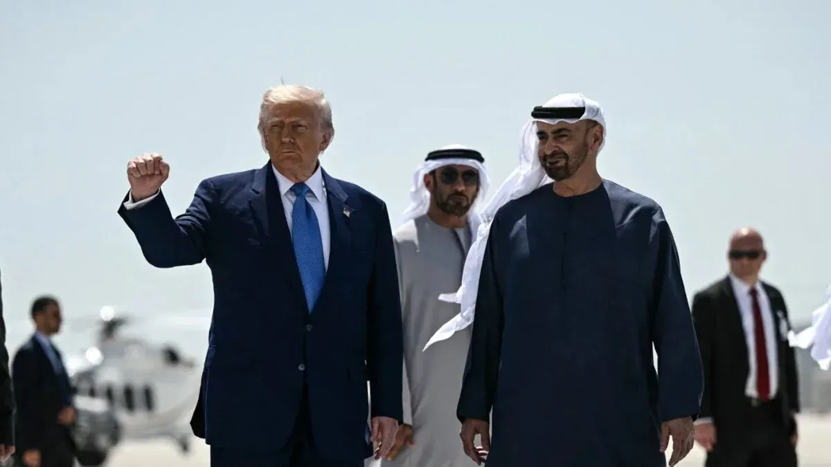 ترامب يزور الإمارات العربية المتحدة ويظهر مع ولي عهد أبوظبي، حيث يعلن عن صفقات كبيرة تتعلق بالذكاء الاصطناعي والطاقة.