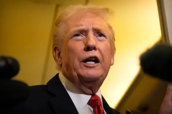 ترامب يتحدث في مؤتمر صحفي، مع التركيز على خلفيته السياسية ودعمه للمرشح إد غالرين ضد النائب ماسي في انتخابات كنتاكي.