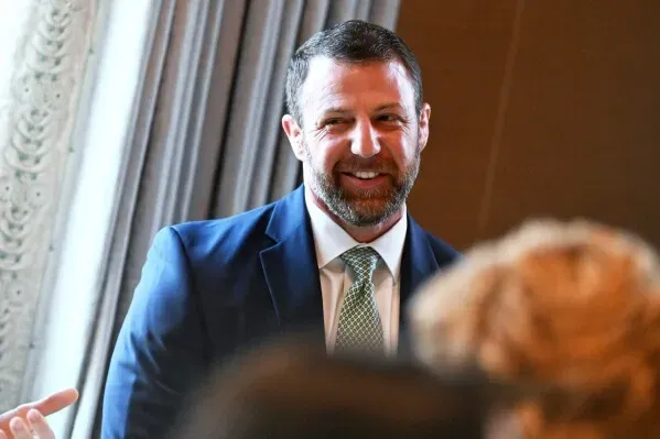 ماركواين مولين، مرشح وزير الأمن الداخلي، مبتسم خلال جلسة استماع في مجلس الشيوخ لمناقشة خططه لأجندة ترامب المتعلقة بالهجرة.