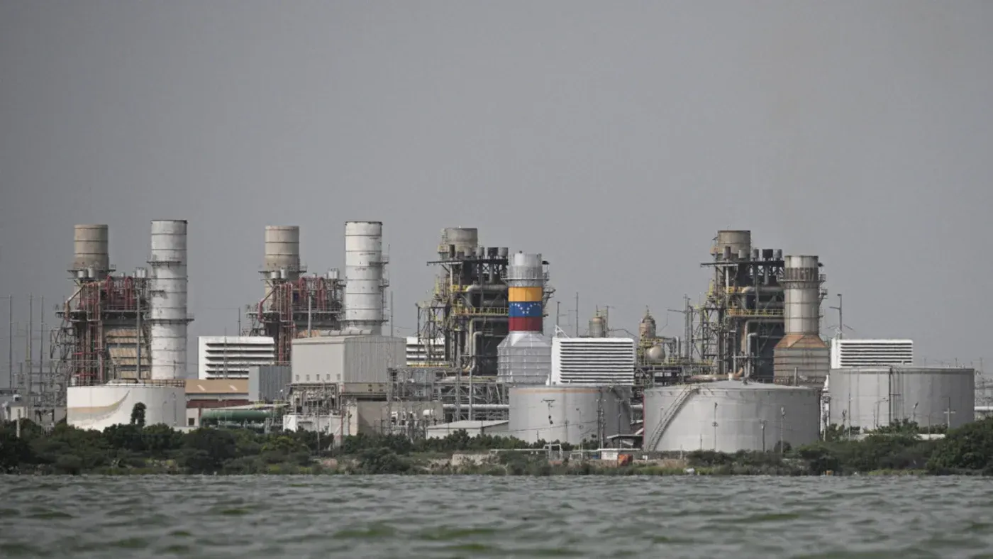 منشأة نفطية في فنزويلا تضم خزانات ضخمة وأبراج تكرير، تعكس أهمية النفط الفنزويلي في السوق العالمية.
