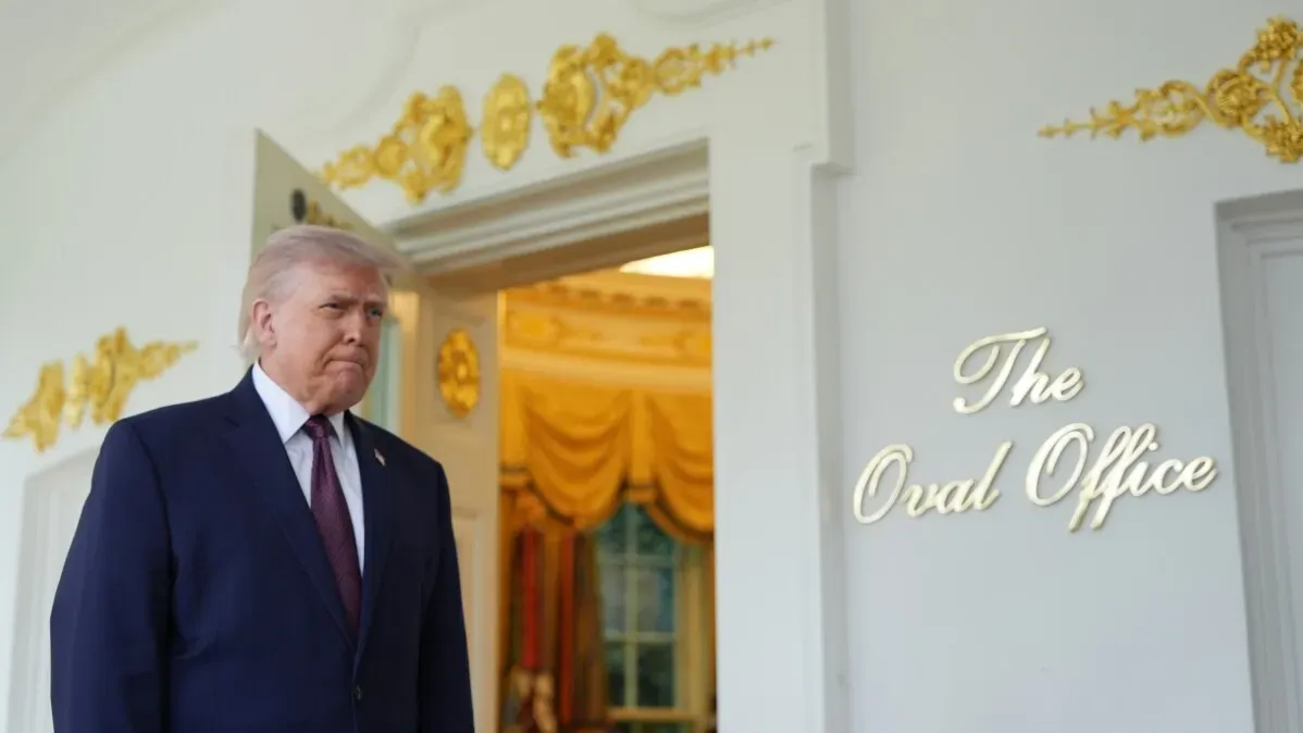 دونالد ترامب يدخل المكتب البيضاوي في البيت الأبيض، محاطًا بتفاصيل فاخرة تعكس انشغاله بمشاريع تجديدية.