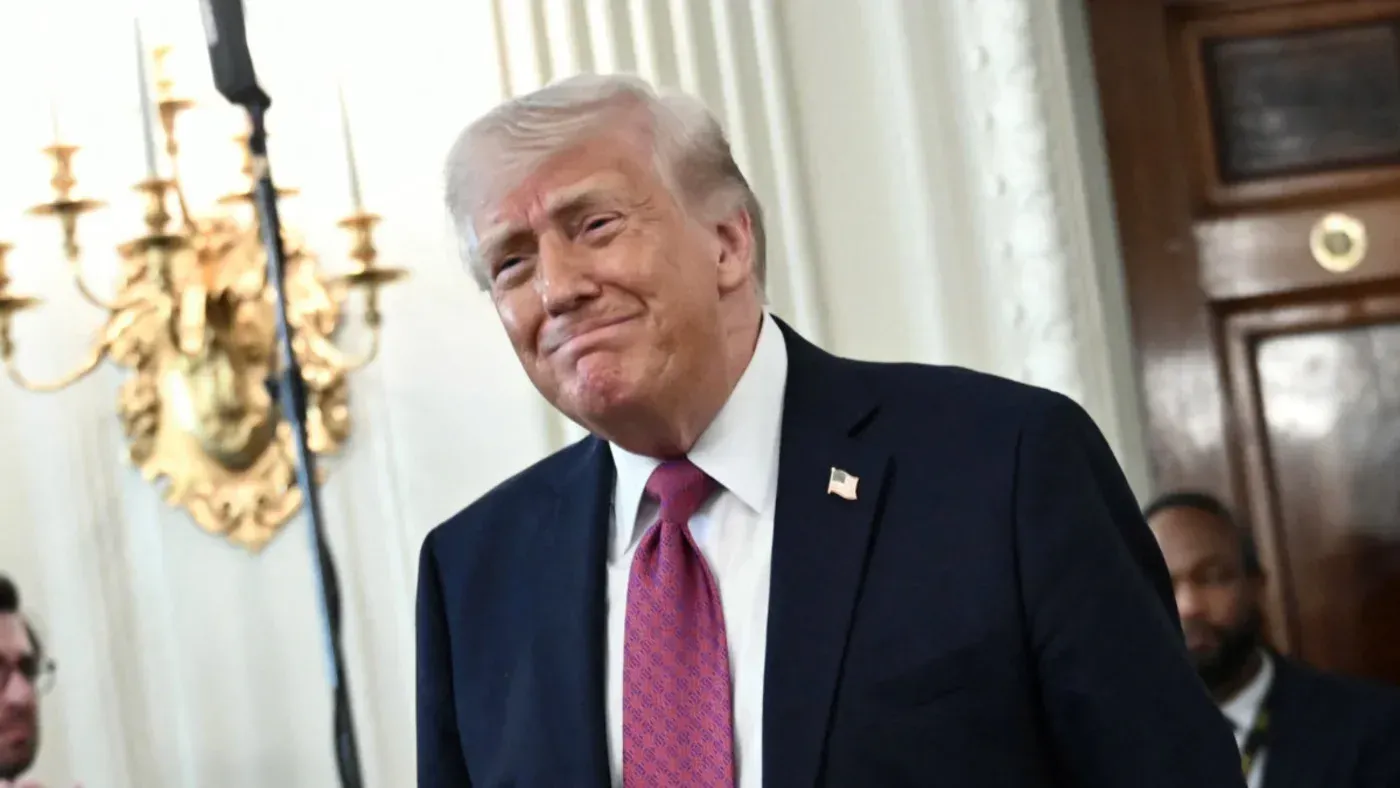 ترامب مبتسم أثناء إعلانه عن تمديد الهدنة بين الولايات المتحدة وإيران، وسط توتر سياسي مستمر.