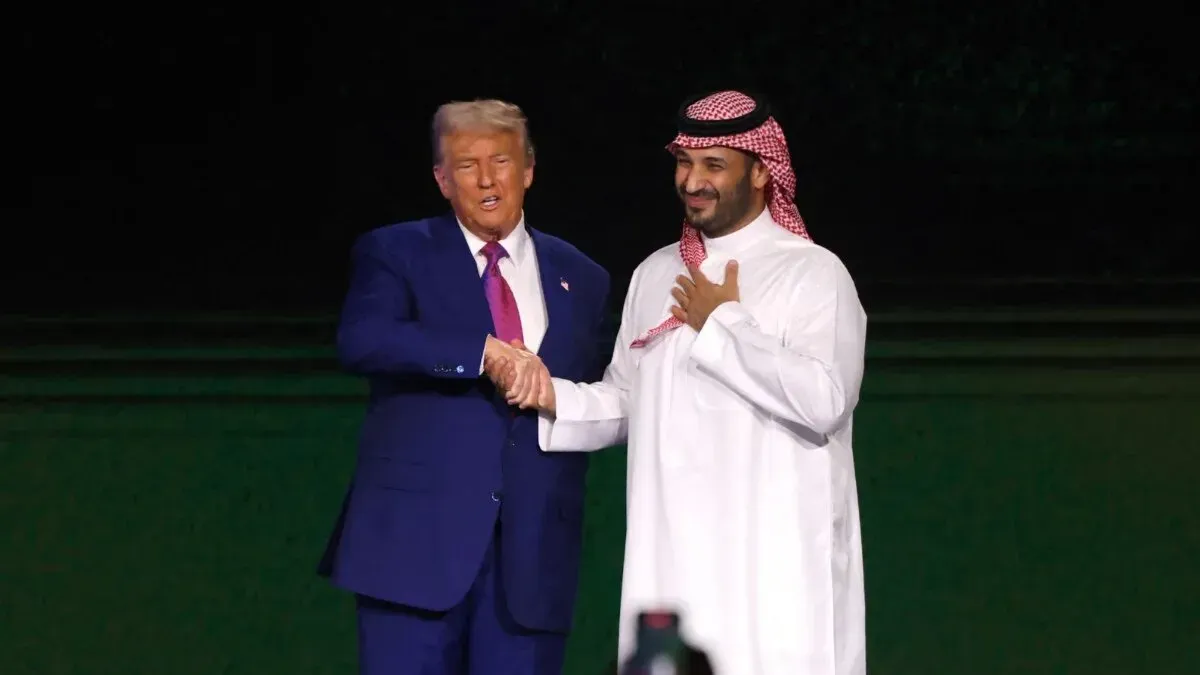 زيارة ترامب إلى الخليج تعزز أسهم شركات الرقائق الإلكترونية، حيث يظهر في الصورة ترامب وولي العهد السعودي يتصافحان.