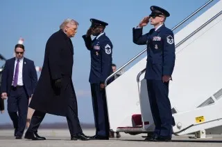 ترامب يصل إلى كوربوس كريستي، حيث يستقبله مسؤولون عسكريون قبل بدء حملته الانتخابية في تكساس.