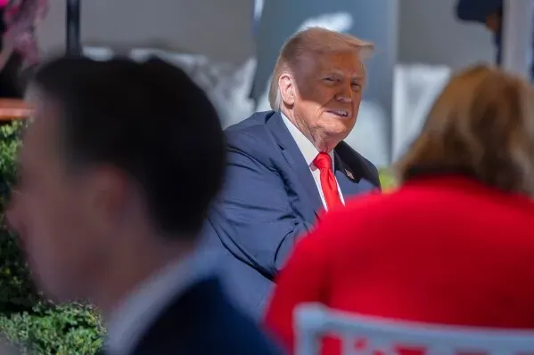 ترامب يتناول الغداء مع أعضاء مجلس الشيوخ في نادي روز غاردن، وسط أجواء احتفالية تحت سماء خريفية مشمسة.