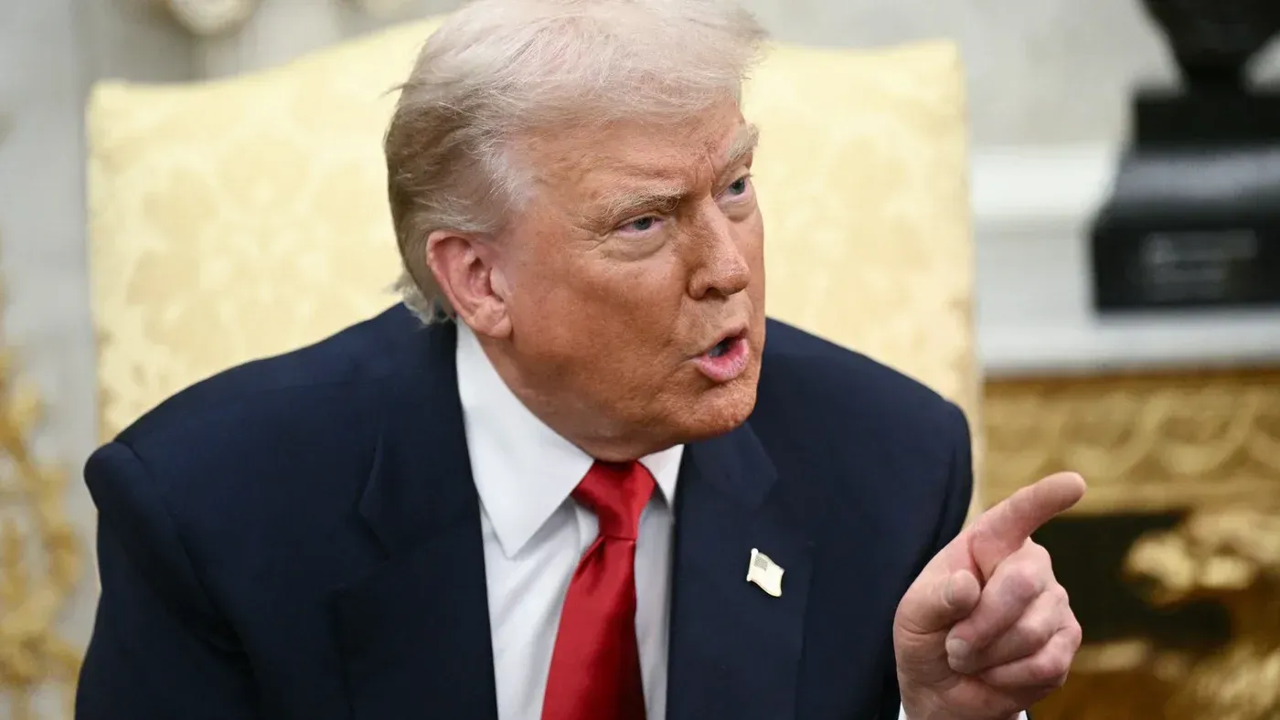 دونالد ترامب يتحدث بحزم أثناء اجتماع في المكتب البيضاوي، مع التركيز على قضايا السلام في غزة وتأثير السياسة الأمريكية.