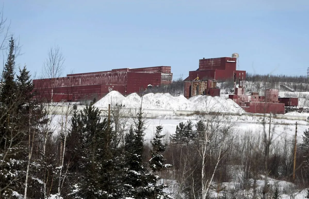 موقع تعدين النحاس Twin Metals في شمال مينيسوتا، يظهر المباني الحمراء والثلوج المحيطة، وسط جدل حول تأثيراته البيئية.
