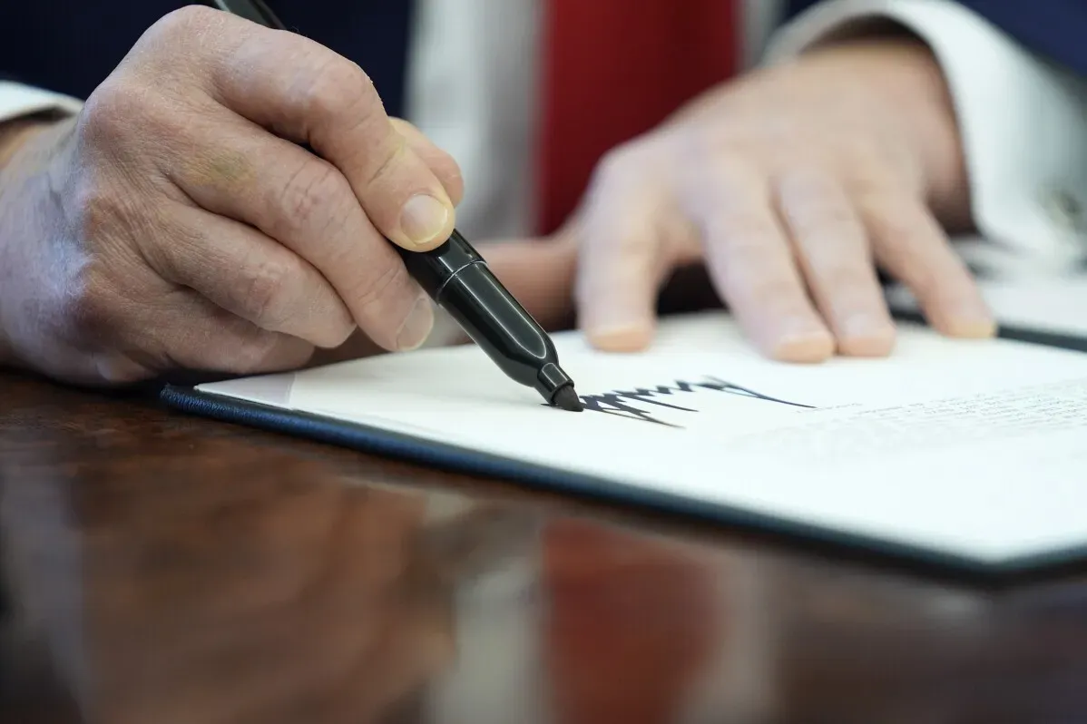 توقيع الرئيس ترامب على أمر تنفيذي يتعلق بتطوير صندوق استثماري حكومي، مع التركيز على منصة تيك توك.