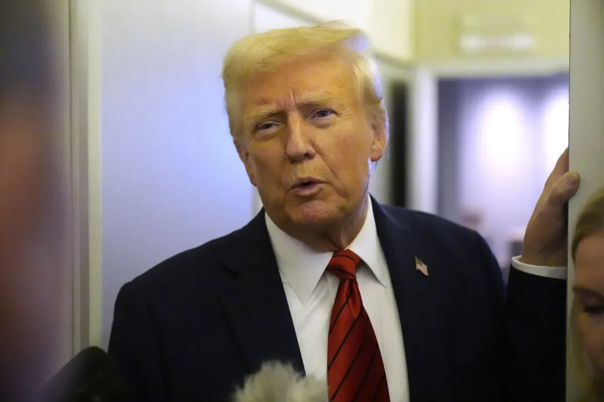 الرئيس ترامب يتحدث إلى الصحفيين قبل توقيع قانون ليكن رايلي، الذي يتعامل مع قضايا الهجرة واحتجاز المهاجرين المتهمين بجرائم.