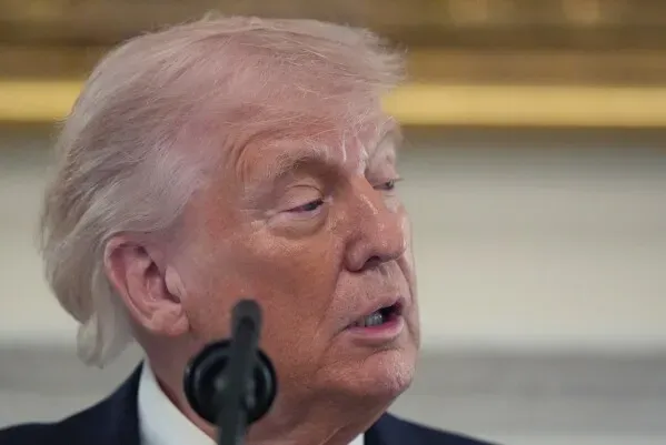 تظهر الصورة القائم بأعمال المدّعي العام Todd Blanche أثناء حديثه عن إعادة تصنيف الماريجوانا الطبّية، مما يعكس تغييرات هامة في سياسة المخدّرات الأمريكية.