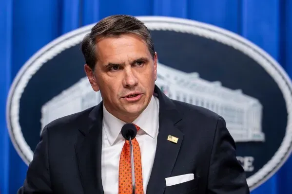 تظهر الصورة Todd Blanche، القائم بأعمال المدعي العام، أثناء إعلانه عن إعادة تصنيف الماريجوانا الطبية في السياسة الفيدرالية الأمريكية.