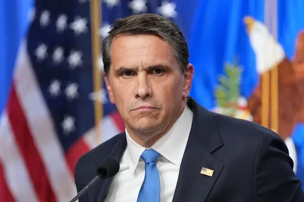 تعبير جاد عن Todd Blanche، القائم بأعمال المدّعي العام، خلال مؤتمر صحفي حول إعادة تصنيف الماريجوانا الطبية في الولايات المتحدة.