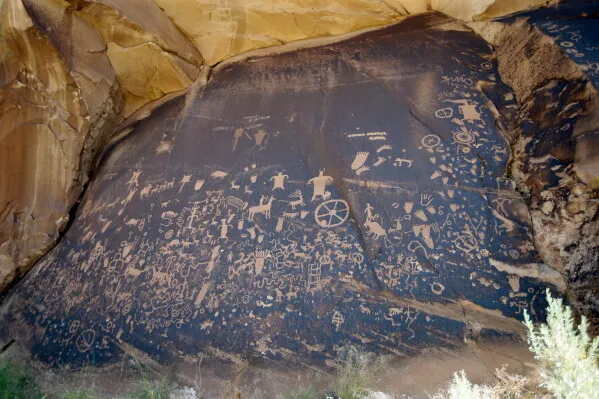 نقوش صخرية أثرية في نصب Bears Ears الوطني بولاية يوتا، تعكس التراث الثقافي للأمم الأمريكية الأصلية في موقع مقدس.