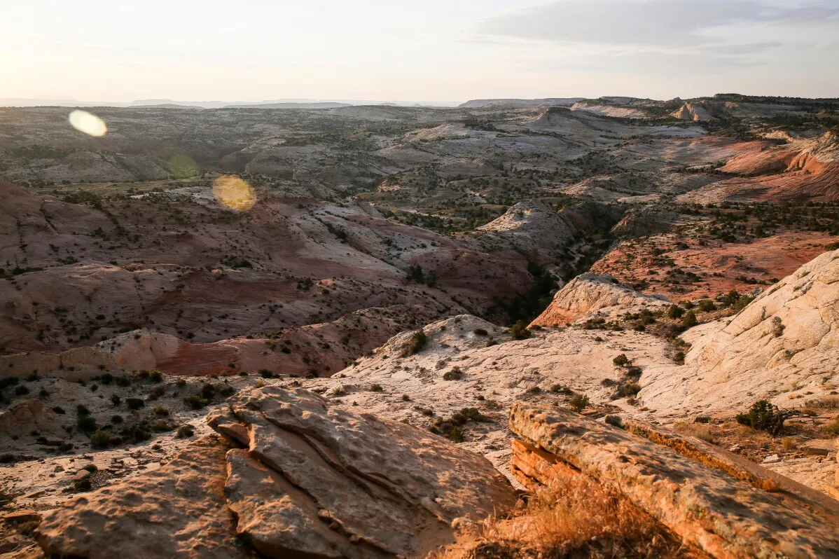 مناظر طبيعية لصخور وأودية نحتتها عوامل طبيعية في نصب Grand Staircase-Escalante الوطني بولاية يوتا، مع تقليص الحماية البيئية بمراسيم ترامب.