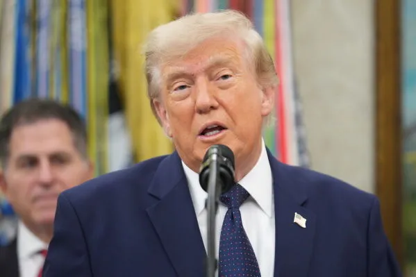 الرئيس دونالد ترامب يتحدث من المكتب البيضاوي في البيت الأبيض خلال إطلاق جرس افتتاح التداول في بورصات الأسهم الأمريكية.