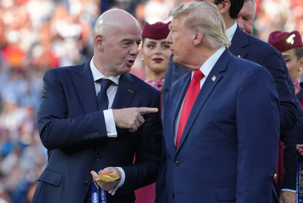 رئيس FIFA جياني إنفانتينو والرئيس الأمريكي دونالد ترامب يتبادلان الحديث خلال حفل كأس العالم وسط جدل حول تدخل ترامب في قرارات الاتحاد.