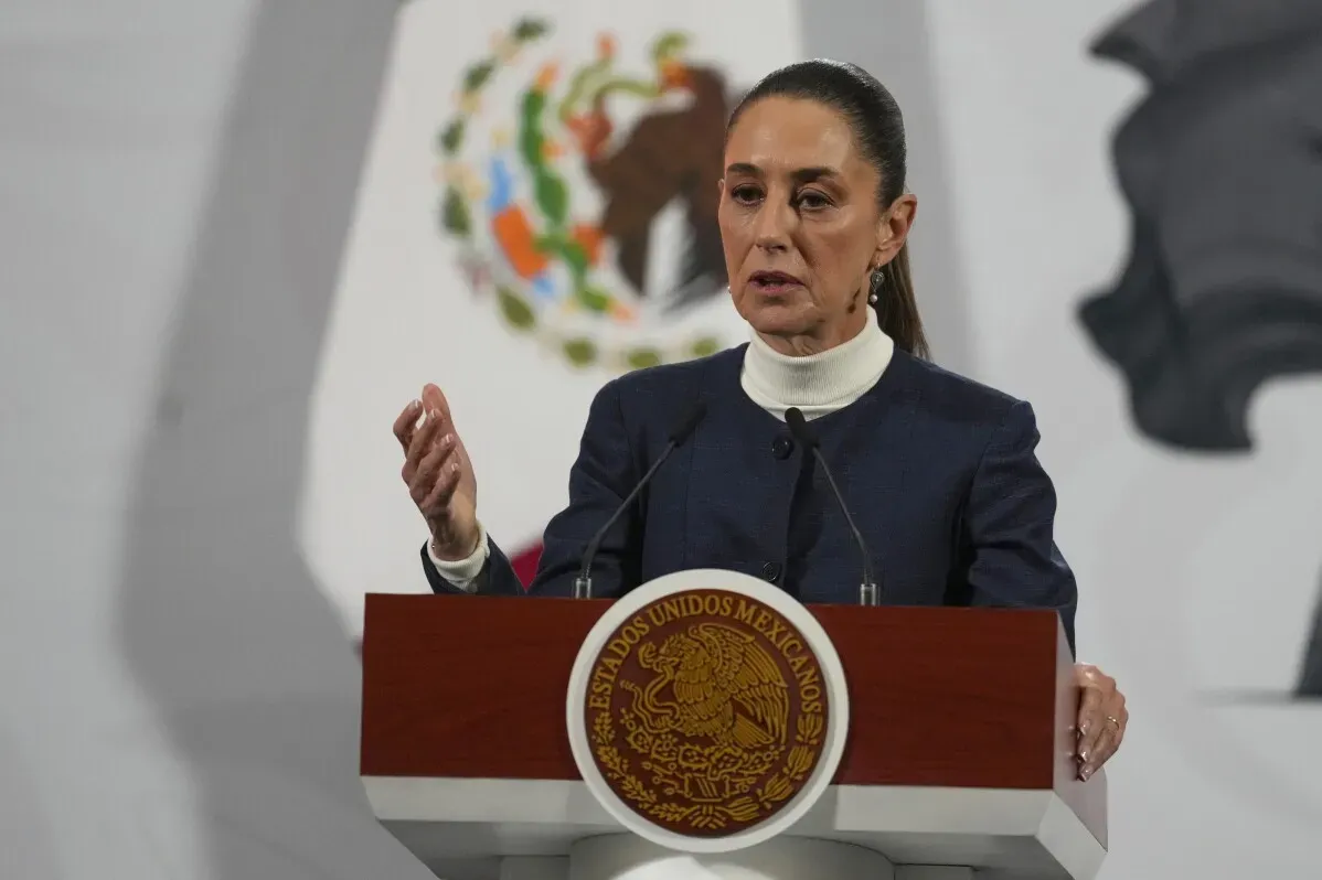 الرئيسة المكسيكية كلاوديا شينباوم تتحدث خلال مؤتمر صحفي، مع التركيز على قضايا التجارة والرسوم الجمركية مع الولايات المتحدة.