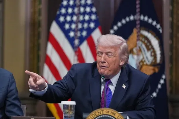 ترامب يتحدث في البيت الأبيض، مشيرًا إلى أهمية تطوير الطاقة لمراكز البيانات، وسط مخاوف من ارتفاع أسعار الكهرباء.