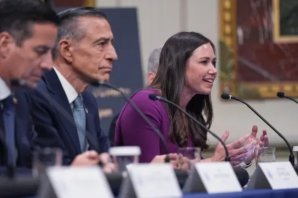 اجتماع في البيت الأبيض حيث يناقش مسؤولون من شركات التكنولوجيا التزامهم بتوليد الطاقة لمراكز البيانات، وسط مخاوف من ارتفاع أسعار الكهرباء.