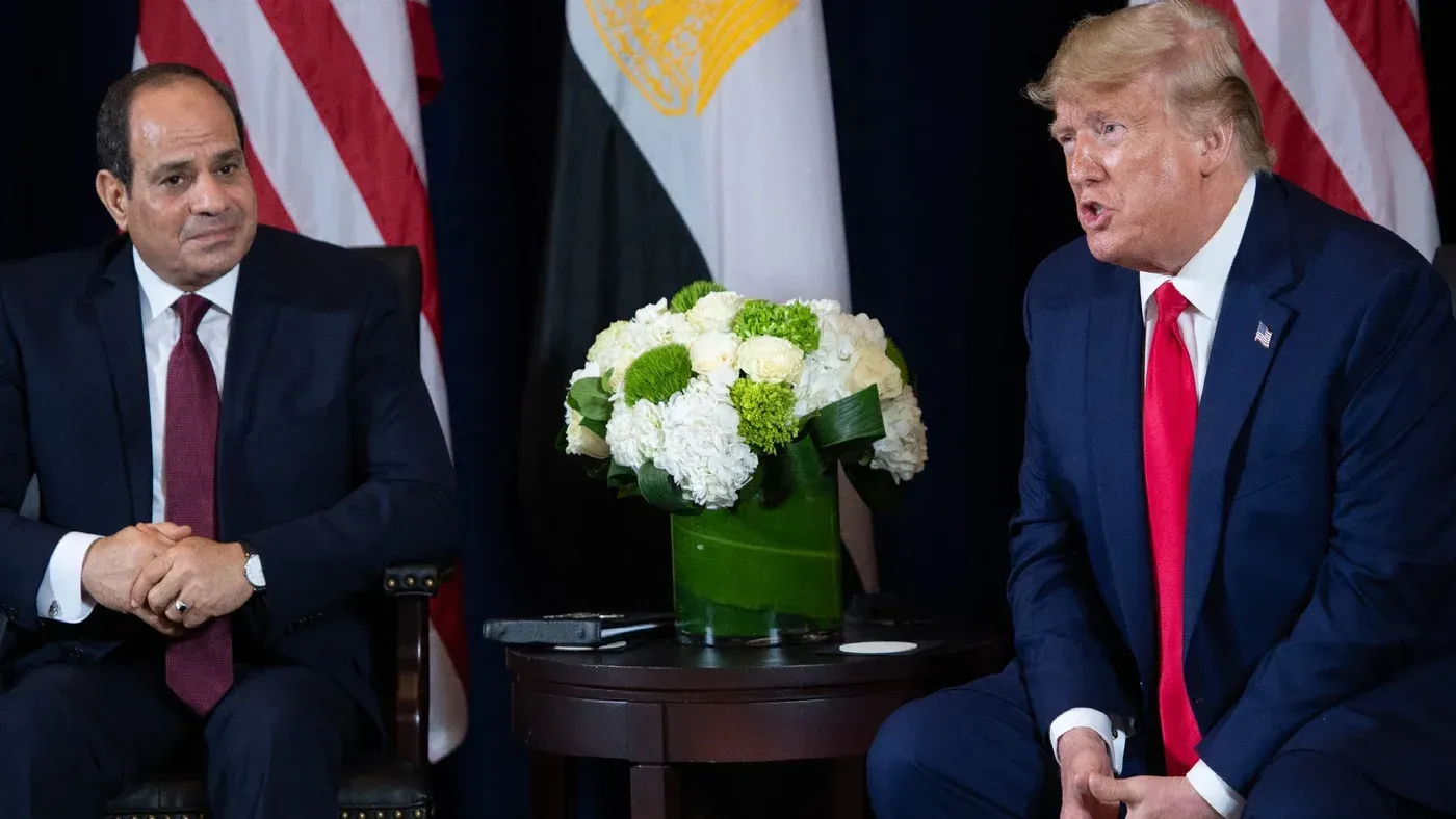 لقاء بين الرئيس المصري عبد الفتاح السيسي والرئيس الأمريكي دونالد ترامب، حيث يتناولان قضايا سياسية مهمة تتعلق بغزة.