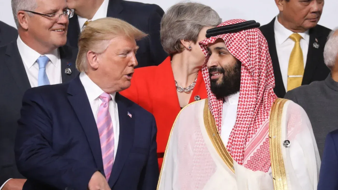 ترامب وولي العهد السعودي محمد بن سلمان يتحدثان بشكل ودي في قمة، مع حضور زعماء آخرين في الخلفية. تركز العلاقة بين الولايات المتحدة والسعودية.