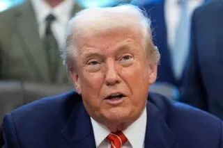 ترامب يتحدث خلال مؤتمر صحفي، مع التركيز على قضايا العلاقات الأمريكية الصينية، بما في ذلك إيران والتجارة.