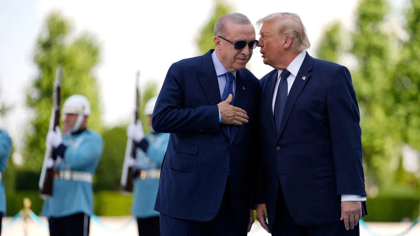 الرئيس الأمريكي دونالد ترامب والرئيس التركي رجب طيب أردوغان يتبادلان حديثاً ودياً خلال قمة حلف الناتو في أنقرة، مع حرس شرف خلفهما.