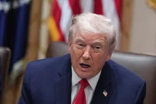 تصريح الرئيس ترامب حول فتح المجال الجوي لفنزويلا، مع التركيز على إمكانية سفر الأمريكيين بأمان إلى هناك.