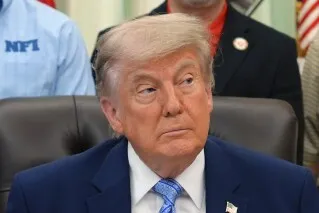 صورة للرئيس الأمريكي دونالد ترامب أثناء حديثه عن إرسال 5,000 جندي إضافي إلى بولندا، في سياق قراراته العسكرية المتغيرة في أوروبا.