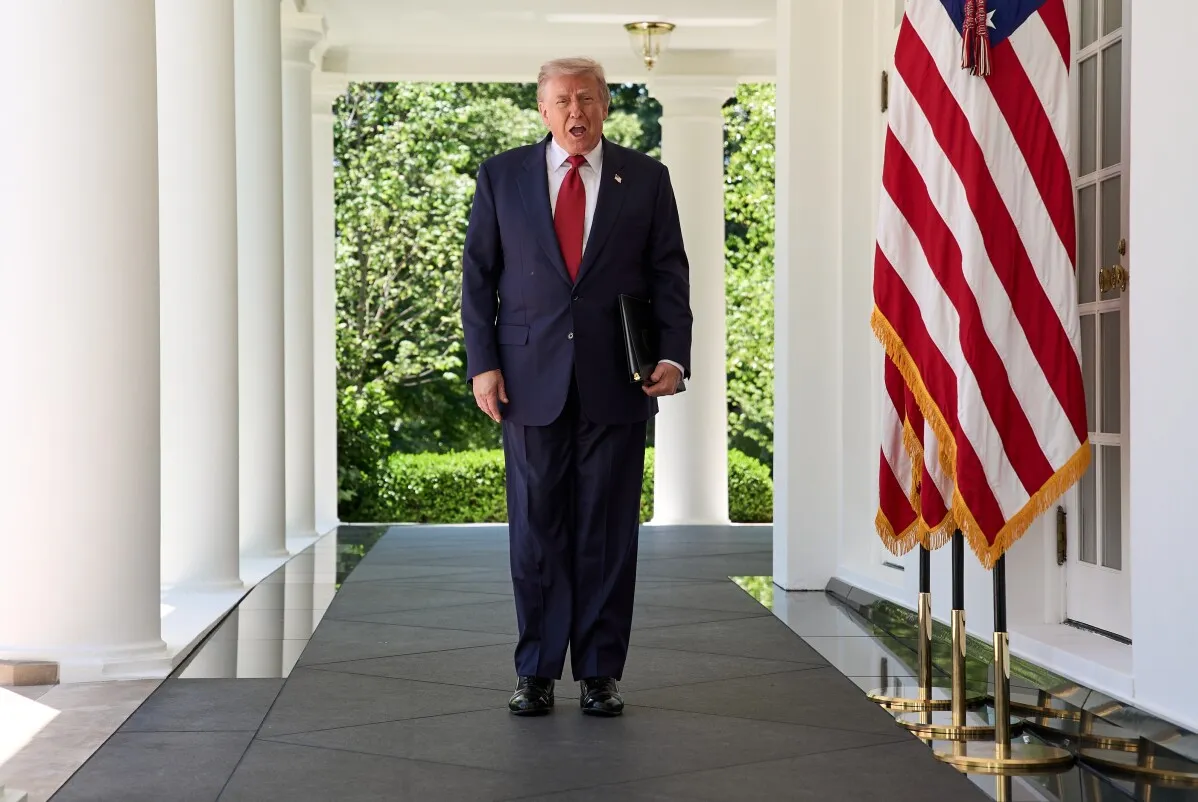 الرئيس الأمريكي دونالد ترامب يتحدث خارج البيت الأبيض، مع العلم الأمريكي خلفه، معلنًا عن هدنة ثلاثية بين روسيا وأوكرانيا.