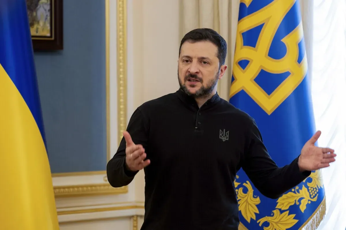 الرئيس الأوكراني فولوديمير زيلينسكي يتحدث بجدية، مع العلم الأوكراني خلفه، مشيرًا إلى التحديات السياسية خلال الحرب.