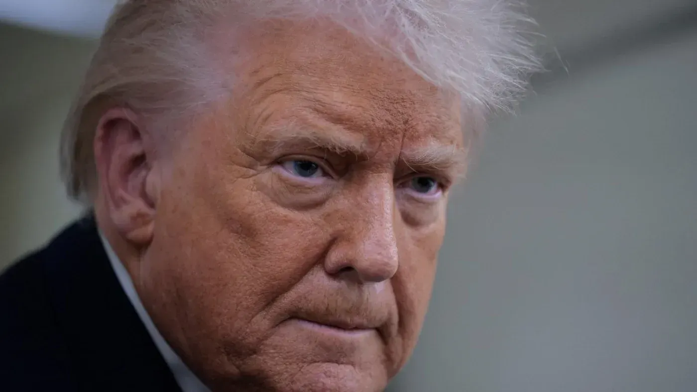 تصريح ترامب حول إرسال أسطول بحري نحو إيران، مع التركيز على التوترات المتزايدة بسبب البرنامج النووي الإيراني.