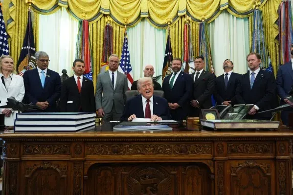 الرئيس ترامب يوقع أمراً تنفيذياً في المكتب البيضاوي لتسريع مراجعة العقاقير المهلوسة، محاطاً بكبار المسؤولين والمستشارين.