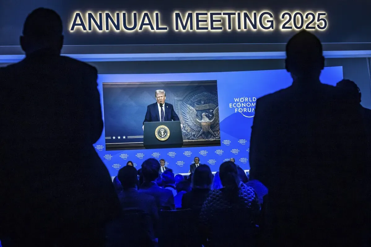 ترامب يلقي خطابًا عبر الفيديو في منتدى دافوس الاقتصادي 2025، مع استمرار الحضور في مناقشات استثمارية واقتصادية.