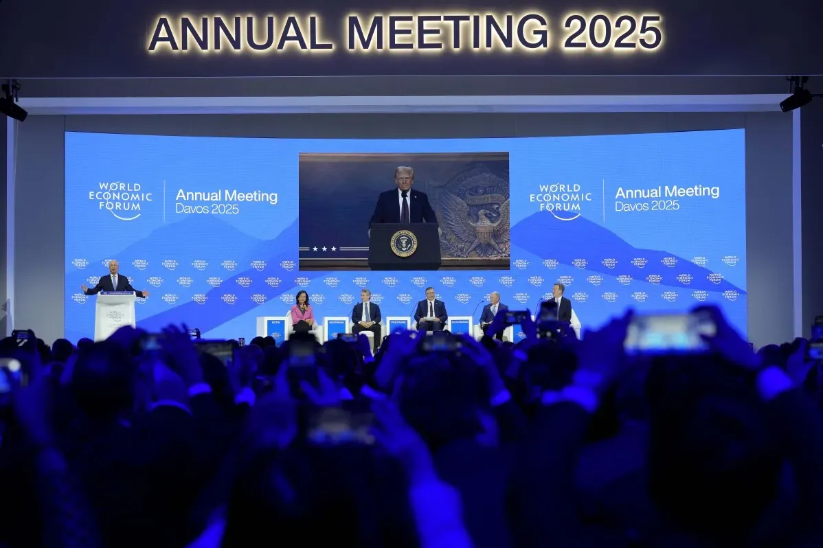 ترامب يلقي خطابًا عن الاقتصاد في منتدى دافوس 2025، محاطًا بقادة عالميين، حيث يتحدث عن تخفيض الضرائب وتحفيز التصنيع في أمريكا.